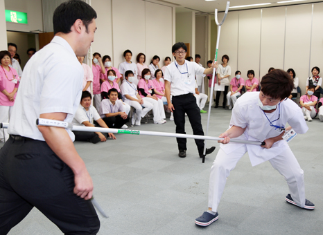 刺股の使い方などを学んだ赤穂市民病院の防犯講習