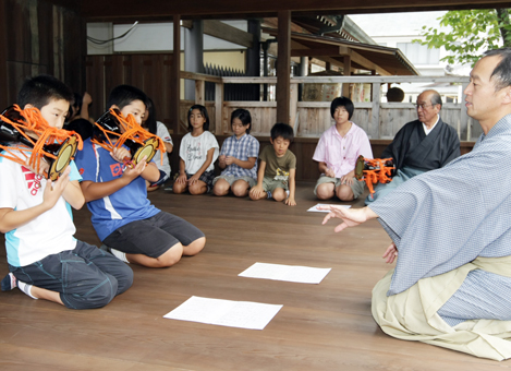 9月27日の赤穂大石神社薪能を前に開かれた能楽ワークショップ