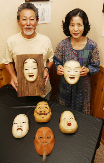 丹精込めて打ち上げた能面を出品している廣畑富美子さん(右)と大矢根文一さん