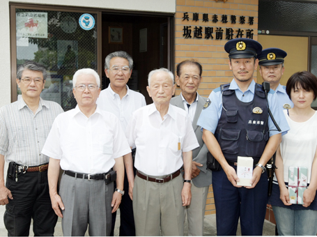 地域防犯に励む署員を激励した「赤穂地区警察官友の会」の駐在所慰問