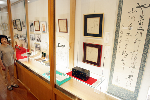 備前にゆかりのある著名人の関連資料が並ぶ企画展