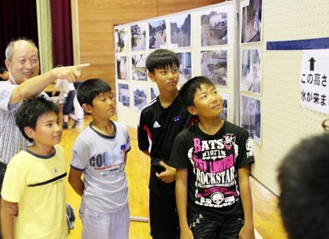 10年前の水害を体験談と写真で児童に伝えた講演会