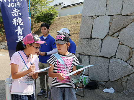 石垣に囲まれた赤穂城跡を巡ったウオーキングイベント