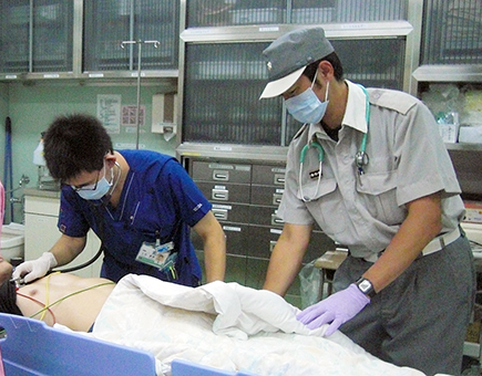 病院実習で医師の指導を受ける救急隊員=市提供
