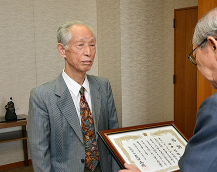 作品を寄贈して市長感謝状を贈られた田中繁雄氏=市提供