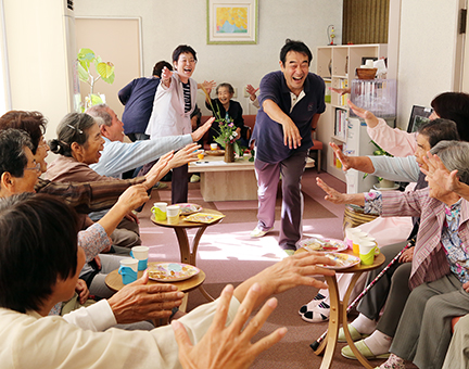 体操やクイズなどで笑顔が絶えない「オレンジカフェ」