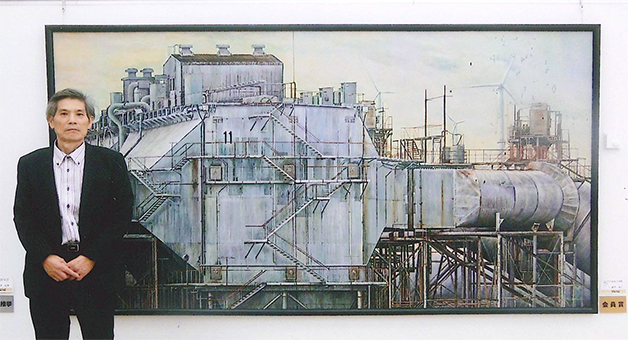 第60回一陽展で会員賞に選ばれた廣門幸三さんと受賞作「三つの力(太陽・風・火力発電)」