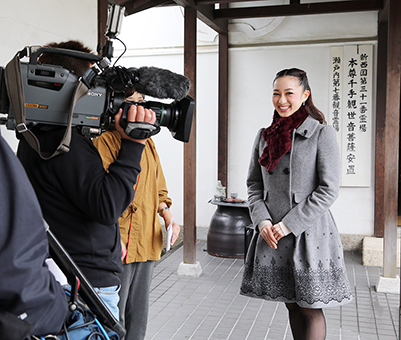 紀行番組のロケで来穂した宝塚歌劇団の有沙瞳さん