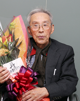 高齢者大学祭で100歳の表彰を受けた川崎宗太郎さん