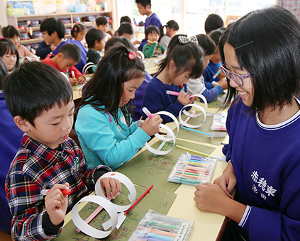 赤穂東中学校の1年生が手作りおもちゃをプレゼントした幼稚園・保育所訪問