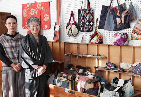 古い和服を再利用した服やバッグが並ぶ企画展