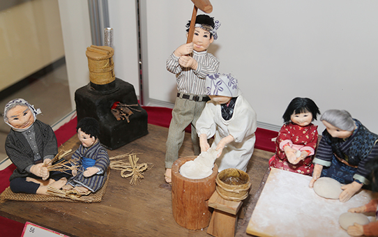 「内海みさ子創作人形展」の展示作品の一つ「師走(餅つき)」