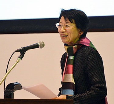 国際会議でプレゼンテーションする塩飽隆子代表=JAM提供