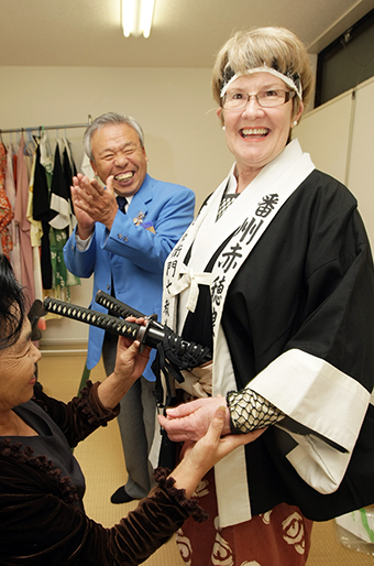義士装束の着付けサービスに笑顔のヘレン・ダルグレイシュさん