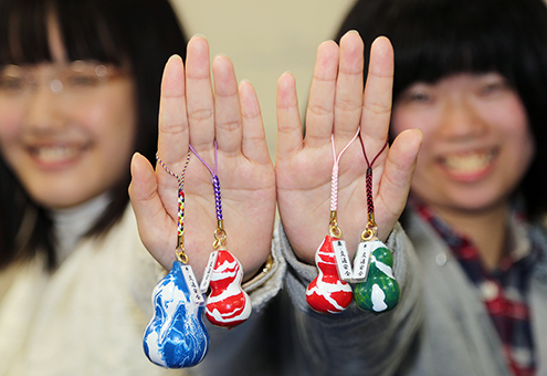 赤穂高校定時制の生徒たちが交通安全を願って作った「ひょうたんストラップ」
