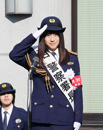 赤穂署の年末特別警戒活動発隊式で「一日署長」を務めた長崎ひなさん