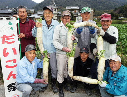 ダイコン文字で10回目となる「大津だいこん祭」をアピールする「大津年輪の会」のみなさん