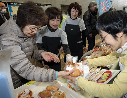 市役所エントランスホールで始まった毎週水曜日の「ロビー販売」