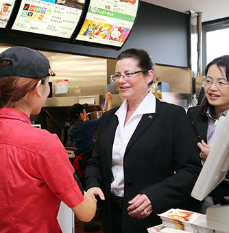 店舗視察で来穂した日本マクドナルド社長兼CEOのカサノバ氏
