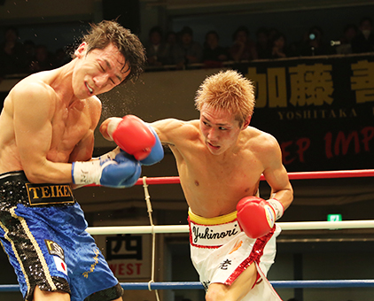 第6ラウンド、小國選手の右の強打が相手の顔面をとらえる