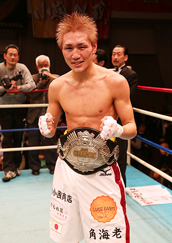日本スーパーバンタム級王座決定戦を制し、チャンピオンベルトを巻いた小國以載選手