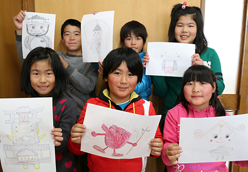 尾崎地区のオリジナルキャラクター募集で上位入賞した6人。前列中央が最優秀賞の長谷川煌君
