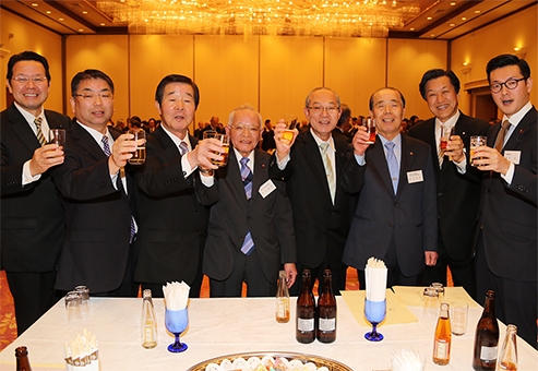 よりよい一年を願って乾杯した新年交礼会