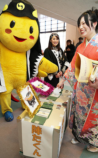 模擬選挙での投票体験も行われた成人祝賀式