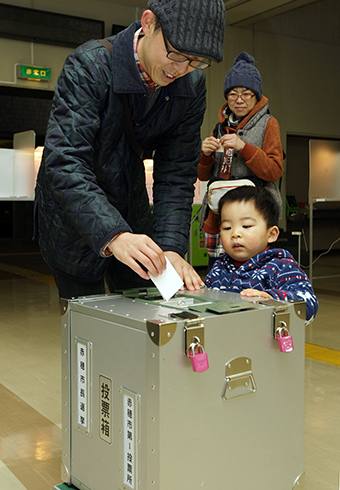 市内22カ所で始まった赤穂市長選の投票
