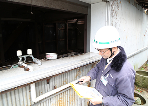 倒壊の危険性が懸念される無人家屋の立ち入り調査を行う市職員