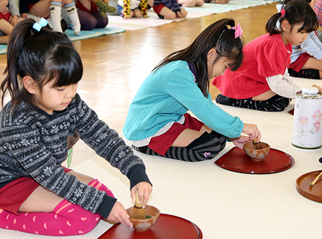 園児が保護者をもてなした塩屋幼稚園のお茶会