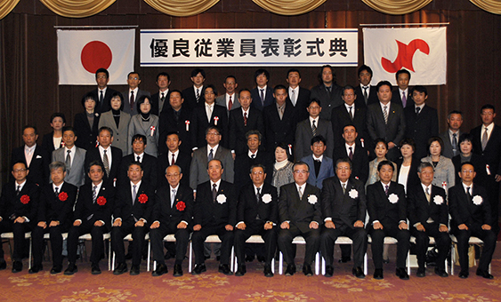 永年勤続功労を称えた優良従業員表彰式(商議所提供)