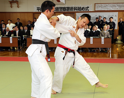 署員たちが日頃の鍛錬成果を披露した赤穂署術科始め式