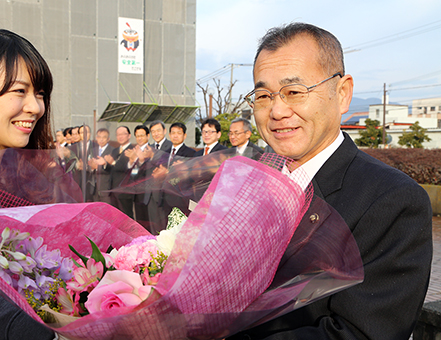 職員に出迎えられ、初登庁した明石元秀・新市長