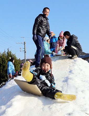 園児がそり遊びを楽しんだ高雄幼の雪山遊び