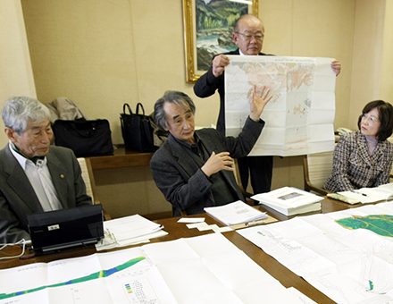 調査報告書について記者会見する国土問題研究会の調査団メンバー