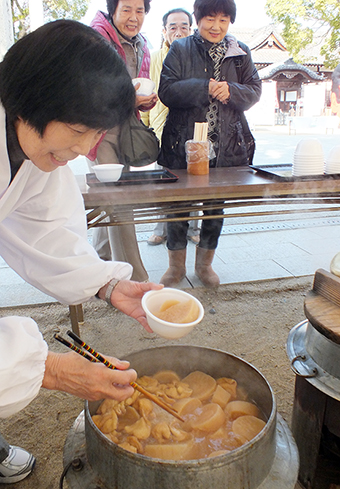 義士の命日祭に振る舞われた「厄除け大根」