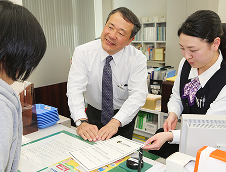 特殊詐欺被害を防ごうと実施された声掛け訓練