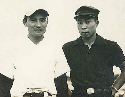 赤高の臨時コーチだった渾大防順造(右)。左は関学大野球部で一年先輩だった監督の黒田治夫=木村國勇氏提供