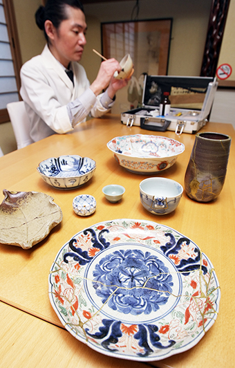 「金継ぎ」で陶磁器を修繕する丸山史晃さん