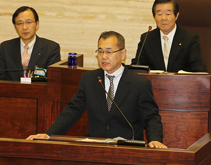 議会冒頭で就任挨拶に立った明石新市長