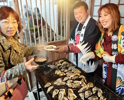 炭火焼きが新発田の人たちに好評だった赤穂産カキの振る舞い