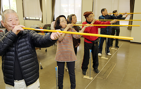 初心者もすぐに楽しめたスポーツ吹矢の体験会
