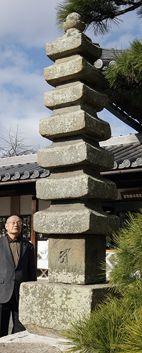 本堂前に移設して「無怨塔」と名付けられた七重塔
