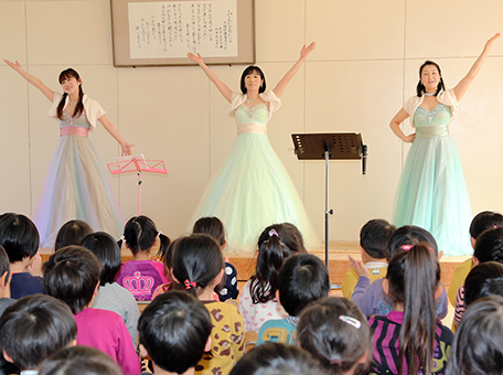 子どもたちに人気の曲を次々と披露した「オペラを楽しむ会」