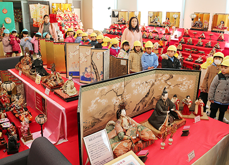 民俗資料館で開催中の「お雛さま展」