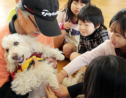 犬との触れあいを通して思いやりの気持ちを育んだ「動物介在教育授業」