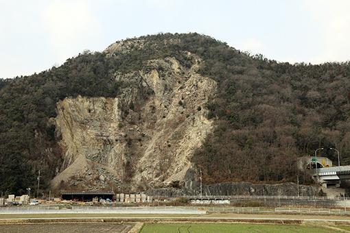地裁判決で、落石が市道に達する危険は予見できなかったとされた目坂の崩落現場。右端に見えるのが山陽道トンネル