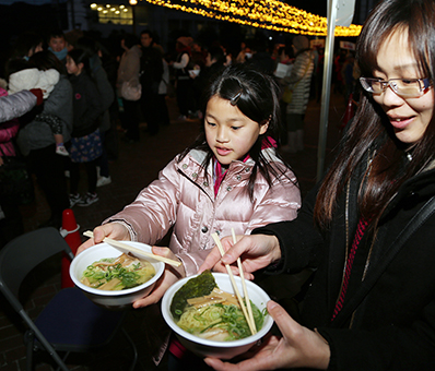気仙沼市の塩をブレンドしたラーメンで被災地に思いをはせた追悼行事