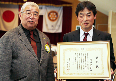 赤穂RCから職業奉仕賞を贈呈された門田守弘さん